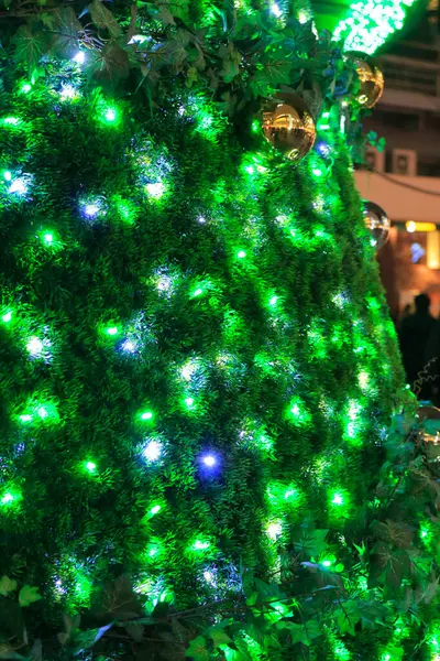 Vacker Julgran Med Grönt Ljus Natten — Stockfoto
