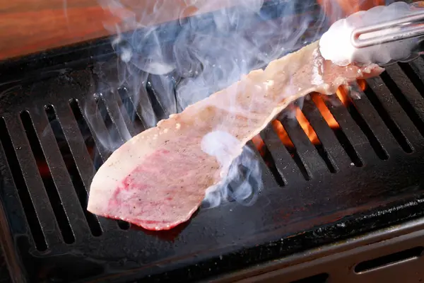 一块肉正在烤架上烹调 — 图库照片