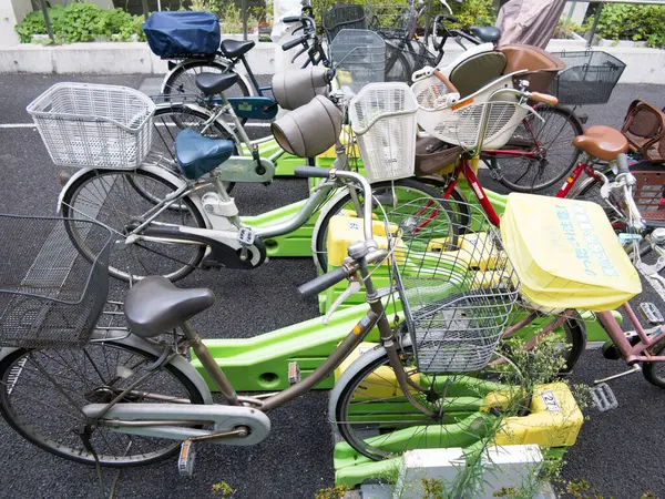 Много Велосипедов Припаркованных Городе — стоковое фото