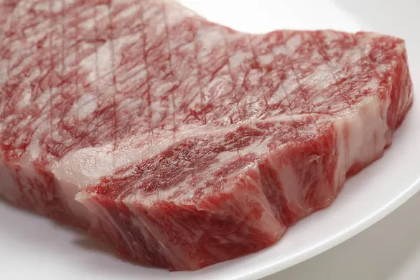 Bife Carne Crua Fundo Placa Branca — Fotografia de Stock