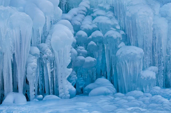 Wunderschöne Winterlandschaft Mit Gefrorenen Eiszapfen Auf Dem Eis — Stockfoto