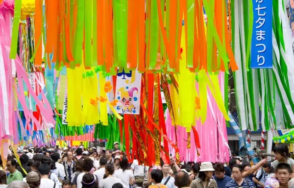 İnsanlar ve dekorasyonlar Tanabata Festivali 'nde, Japon yaz festivali olarak da bilinir..                     