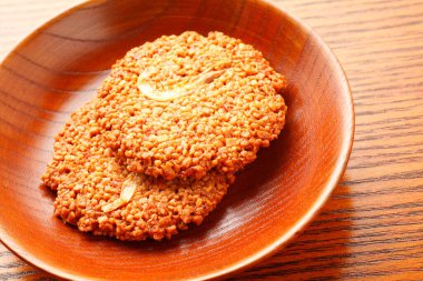 Tahta kase içinde gevrek susamlı pirinç krakerleri