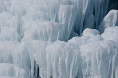 Buz üstünde donmuş buz saçakları olan güzel kış manzarası