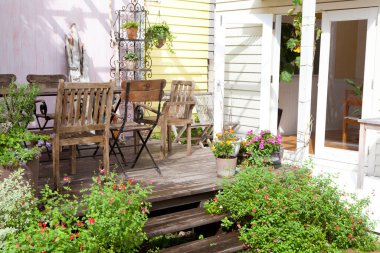 Modern Japon evinin güzel bahçesinin manzarası.