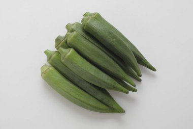 Beyaz arka planda izole edilmiş taze bamya sebzeleri.