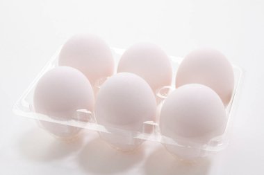 Kaptaki taze tavuk yumurtalarının yakın plan görüntüsü.