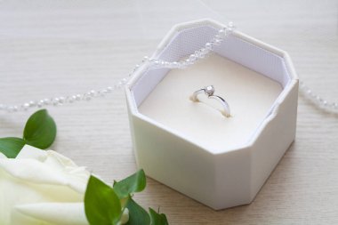 Güzel alyans beyaz kutuda