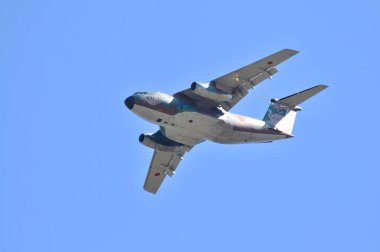 Mavi gökyüzünde hava kuvvetleri uçağı