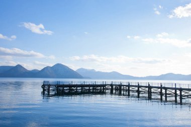 Kış gölü karla kaplı dağlarda 