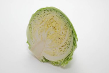 Beyaz arka planda taze yeşil organik lahana manzarası             