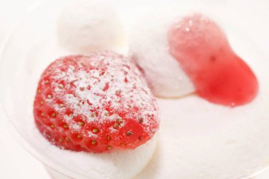 Arka planda dondurmalı taze çilekli tatlılar. Kapatın.