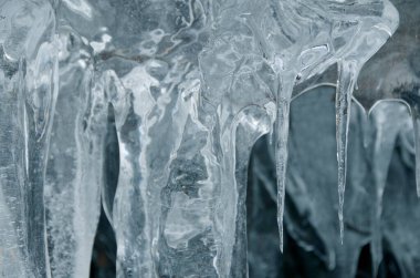 Buz üstünde donmuş buz saçakları olan güzel kış manzarası