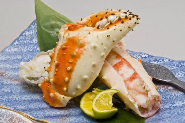 Taze kral yengeç bacakları dilimlenmiş kireç parçalarının yanında dinleniyor.