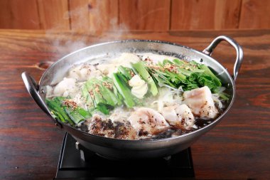 Yemek fotografı, sakatat ve yeşil soğanlı Japon yemeği. 