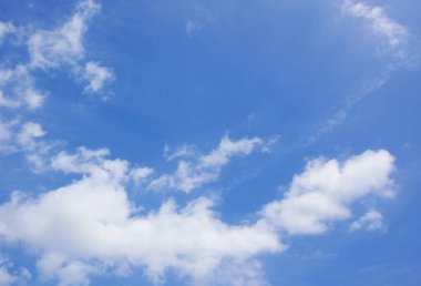 Mavi gökyüzü ve beyaz bulutlar.