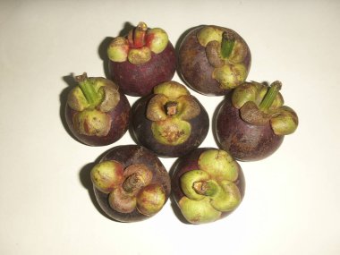 beyaz arka planda taze mangosteen meyveleri