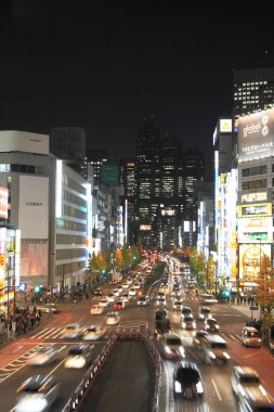 Tokyo, Japonya 'da binaları ve insanları olan modern şehir manzarası. 