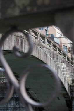 Nehrin üzerindeki eski taş köprü