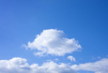 Mavi gökyüzü ve beyaz bulutlar.