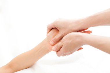 Kadın kaplıcada kol masajı yaptırıyor.