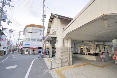 Dışarıdaki küçük tren istasyonu binasının bulunduğu sessiz şehir caddesi.