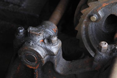 Paslı mekanik teçhizat ve metal bileşenleri gösteren yakın plan