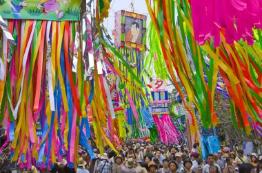 İnsanlar ve dekorasyonlar Tanabata Festivali 'nde, Japon yaz festivali olarak da bilinir..                     