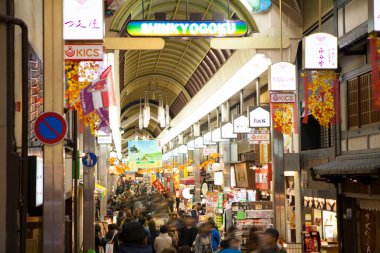 Modern şehir Japonya 'da sokak pazarından alışveriş yapan bir kalabalık. 