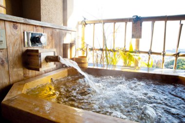 Saunanın içi su ve buharla dolu.