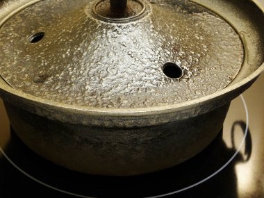 Tencereyi gaz sobasıyla pişirirken.