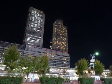 Geceleri modern şehir binaları 