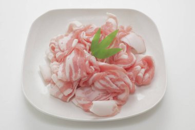 Beyaz tabakta taze domuz eti              