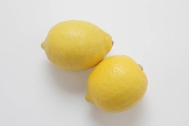 Beyaz arka planda taze sarı limonlar, üst manzara