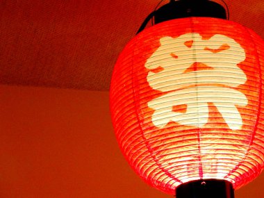 Kırmızı arka planda kırmızı fener