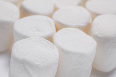 Marshmallow üzerine beyaz izole.