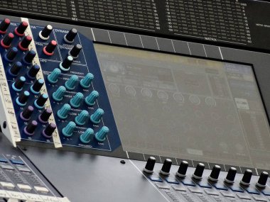 düğmeli ve ses karıştırıcılı ses sistemi paneli.