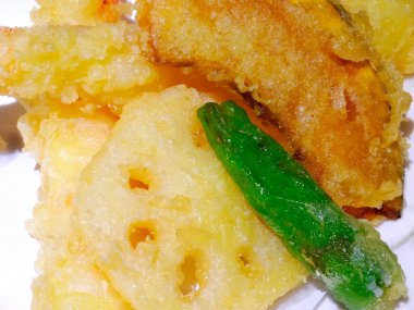 Kızarmış Balık beyaz bir tabakta sebze ile