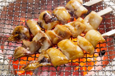 Izgarada ızgara kalamar, deniz ürünleri lezzeti. 