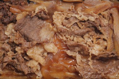 Arkaplanda pirinçli lezzetli domuz eti, yakın plan.