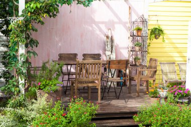 Modern Japon evinin güzel bahçesinin manzarası.