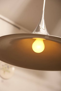 Tavandaki modern lambayı kapat.