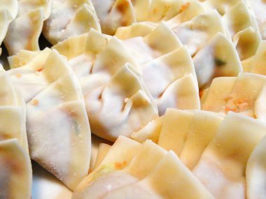 Arka planda etli Çin böreği, yakın plan.