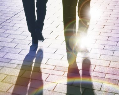 Şehirde yürüyen iş adamlarının düşük kesimi