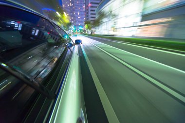 Gece şehir caddesinde araba sürüyor. Hareket bulanıklığı