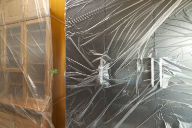 Tadilat için plastik ambalajla kaplı mobilyalar.