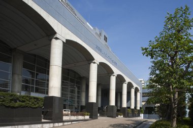 Japon şehrinde sütunları olan modern bina