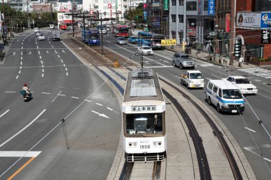Şehirdeki toplu taşıma görüntüsü, şehir arkaplanı 