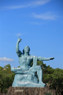 Nagasaki Barış Parkı 'ndaki Barış Heykeli 2. Dünya Savaşı sırasında 9 Ağustos 1945' te şehrin bombalanması anısına dikildi.