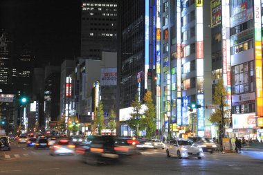 Tokyo, Japonya 'da binaları ve insanları olan modern şehir manzarası. 
